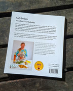 Salvboken, baksida, en bok om salvkokning med bivax naturlig hudvård. Utgiven av Svenska Bin